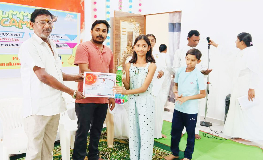 मोबाइल छोड़ संस्कारों की राह पर बढ़े बच्चे