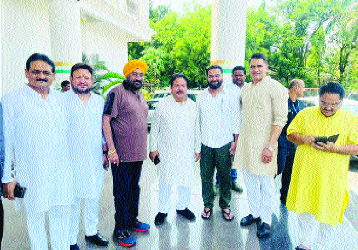 राजीव शुक्ला पीसीसी दफ्तर में