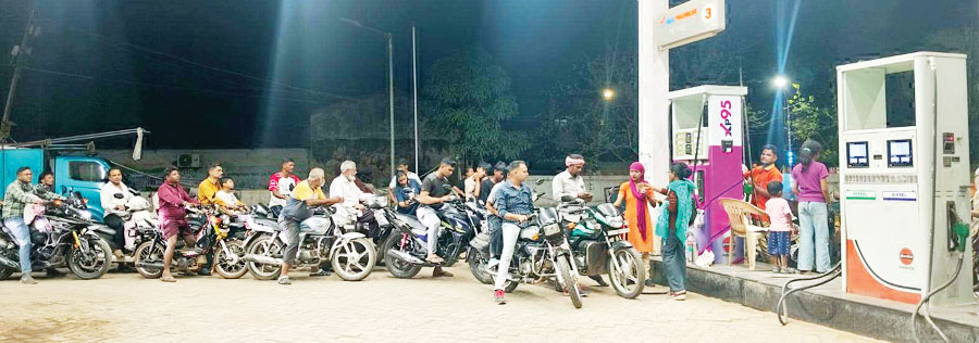 कई पेट्रोल पंपों पर लंबी कतारें