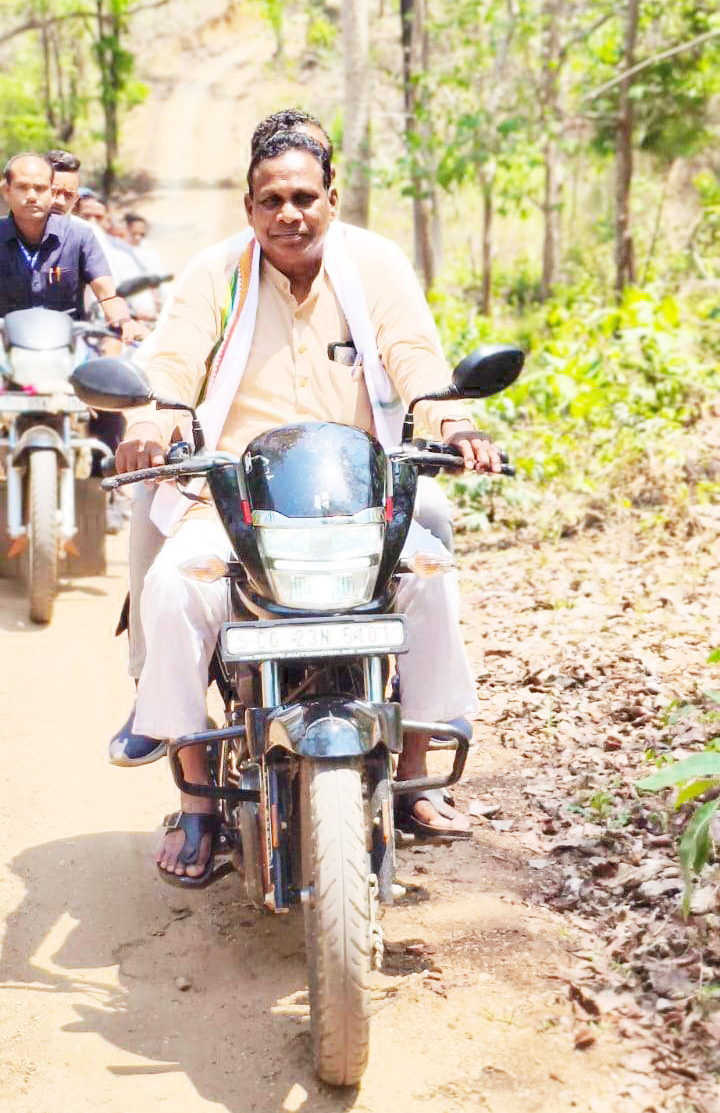 दुर्गम वनांचल में बसे डुमरघाट बाइक से पहुंचे विधायक