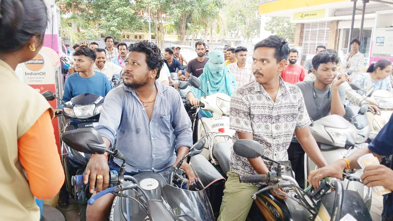 सोशल मीडिया अफवाह से पेट्रोल पंपों पर उमड़ी भीड़