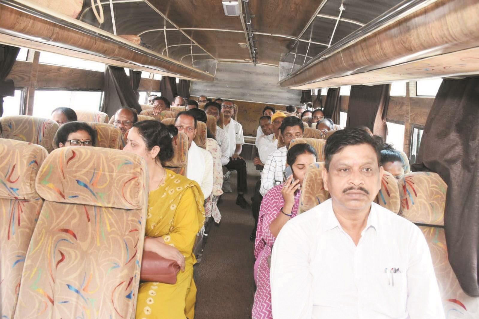 शिविर के लिए बस से रवाना हुई टीम कलेक्टर ने योगदान देने की अपील