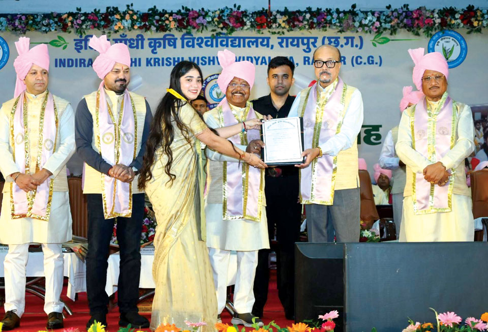 कम जमीन में ज्यादा उत्पादन के लिए कार्य करना होगा- डेका