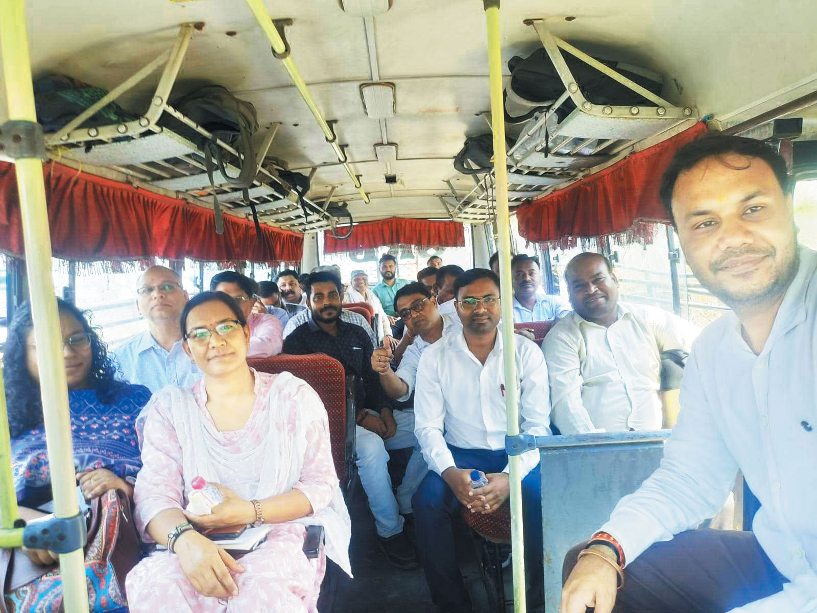 पीएम की अपील पर जिला प्रशासन बस से पहुंचा सुशासन तिहार के जिला स्तरीय शिविर