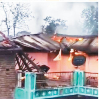 गाज से मकान में लगी आग, सामान खाक