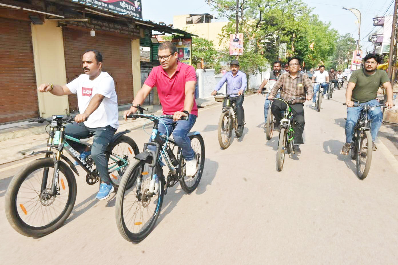 साइकिल से निरीक्षण पर निकले निगम आयुक्त खेल मैदानों और उद्यानों का लिया जायजा