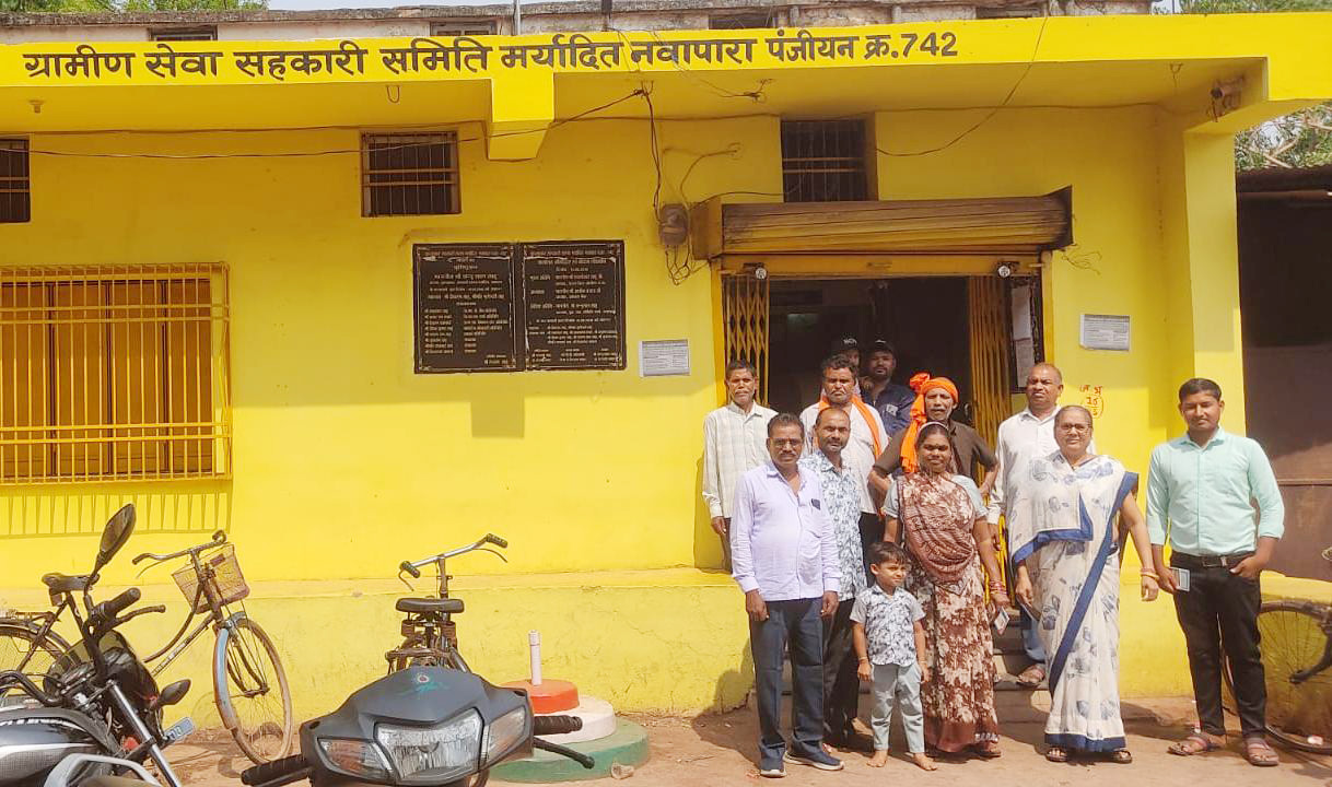 नवापारा सोसायटी में खाद-बीज व ऋ ण लेने पहुंच रहे हैं किसान