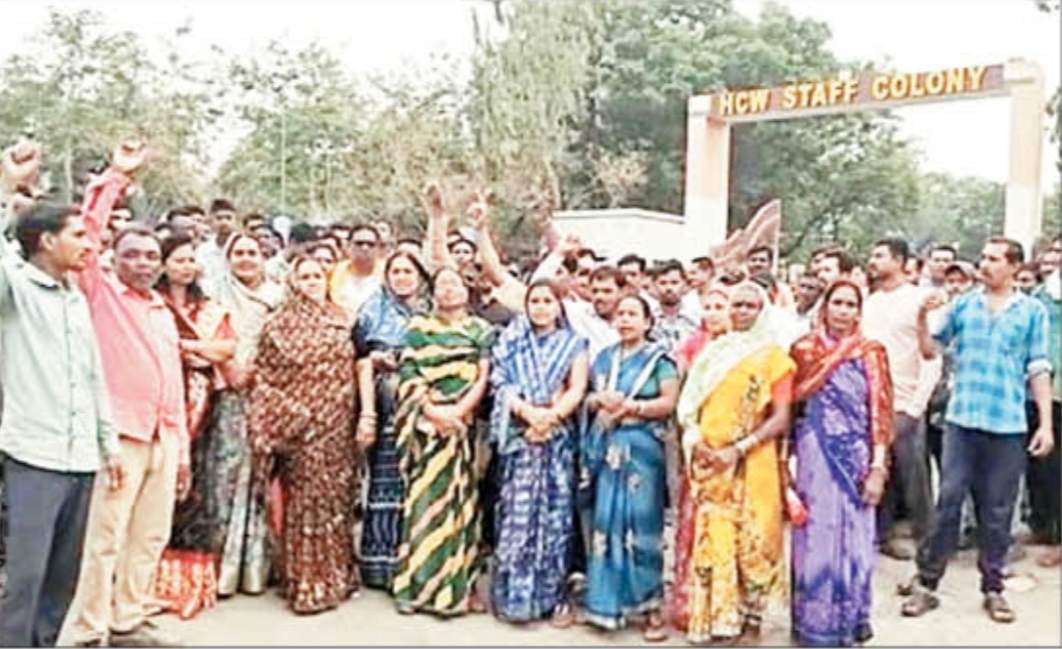 अल्ट्राटेक सीमेंट संयंत्र हिरमी के बाहर प्रदर्शन, स्थानीय  को रोजगार की उठी मांग