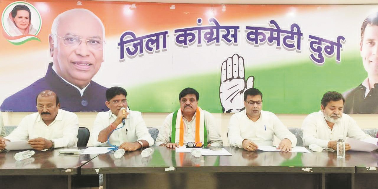देशवासियों को पेट्रोल पंपों में लाइन लगाकर मोदी विदेश यात्रा पर-कांग्रेस