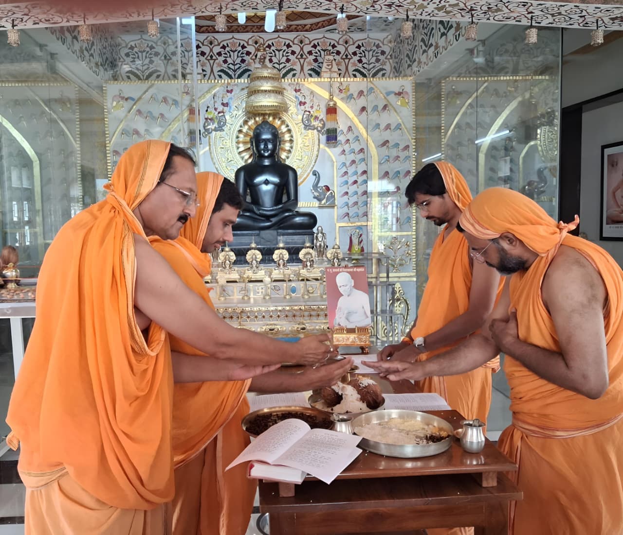 शनि अमावस्या पर जैन मंदिर में विशेष पूजा 