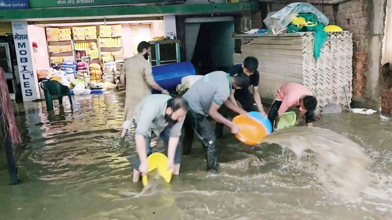 आधे घंटे की बारिश में घरों और दुकानों में घुसा गंदा पानी