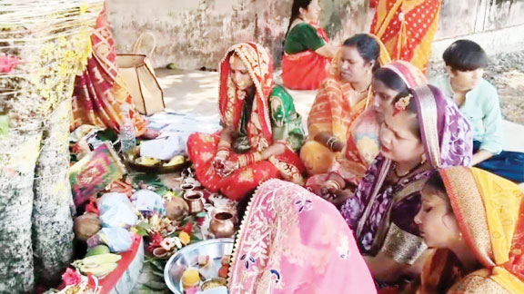 वट वृक्ष की पूजा कर महिलाओं ने मांगा अखंड सौभाग्य का आशीर्वाद