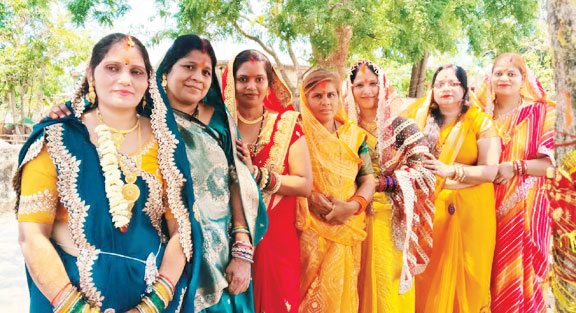 महिलाओं ने बरगद की पूजा की, पति की लंबी उम्र की कामना