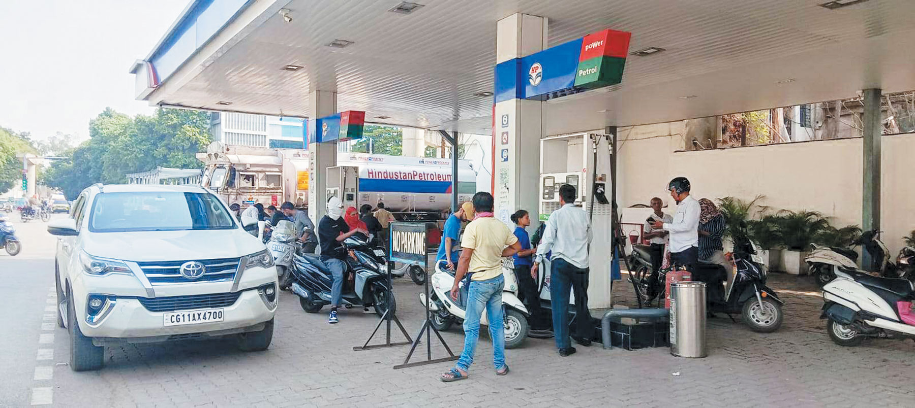 शहर पेट्रोल पंप में अब कतार छोटी होने लगी