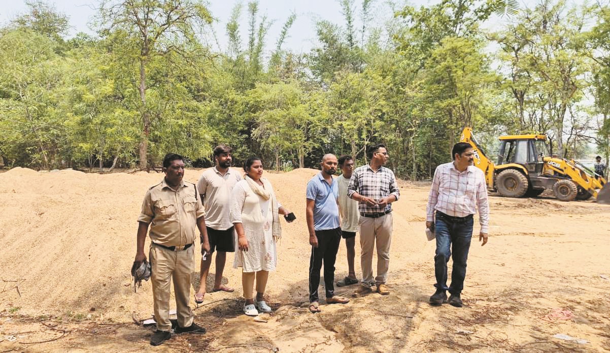 आक्सीजोन में 54 ट्रैक्टर-ट्रॉली रेत वापस नदी में डाला