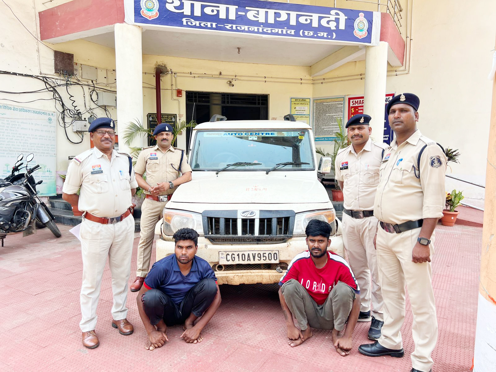 गौ-तस्कर वाहनों की पायलेटिंग करने वाले 2 संदिग्ध गिरफ्तार,  एक बोलेरो जब्त