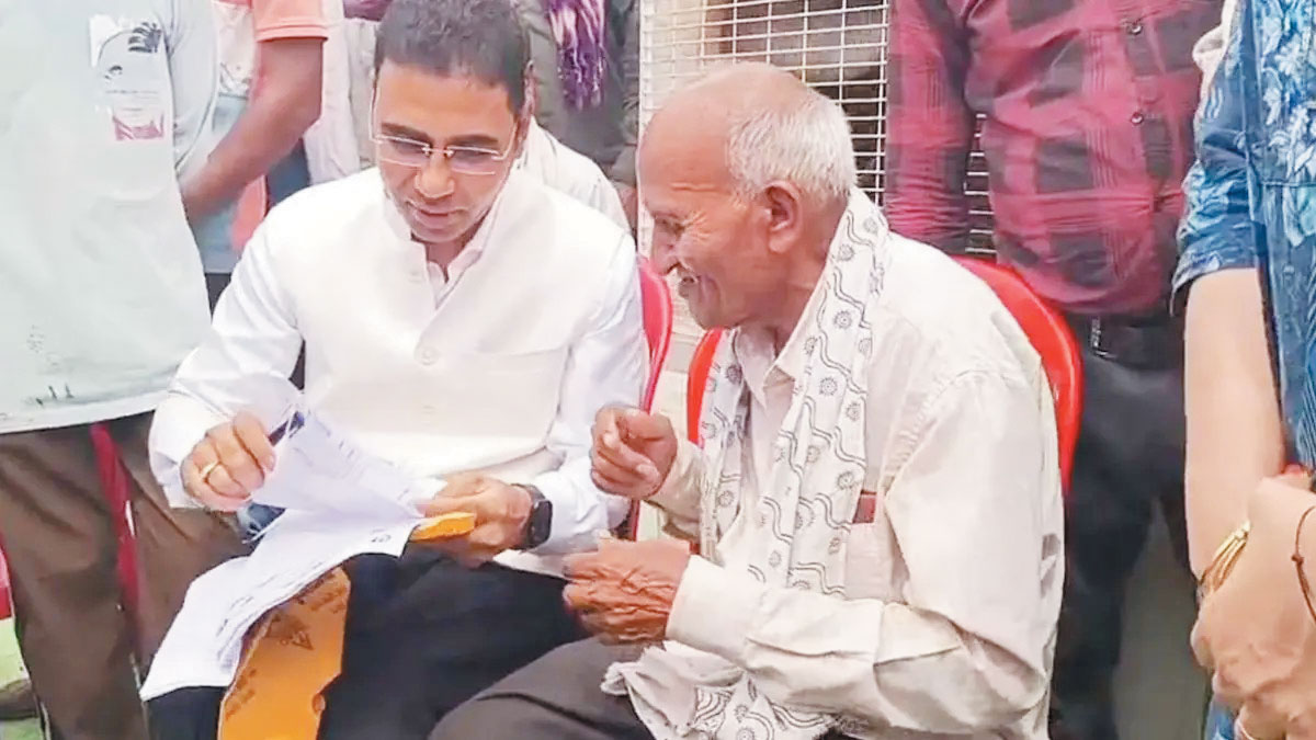 सुशासन तिहार में कलेक्टर ने बुजुर्ग किसान का आवेदन भरा
