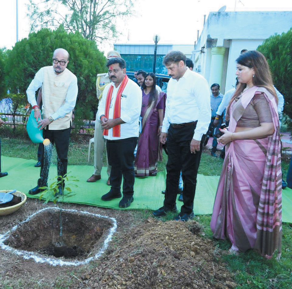 राज्यपाल ने किया पौधरोपण