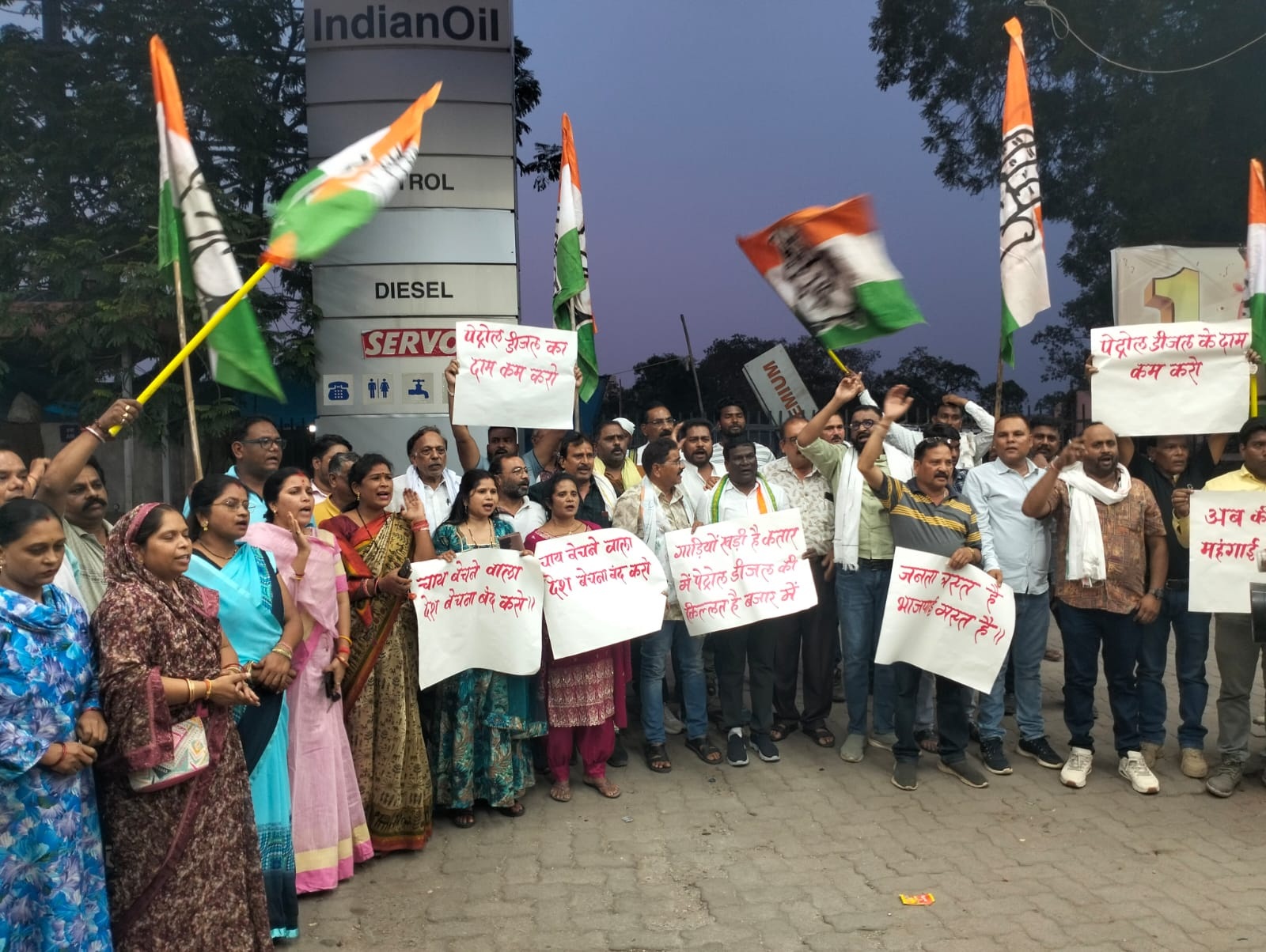पेट्रोल-डीजल पम्पों पर कांग्रेस का धरना व विरोध प्रदर्शन