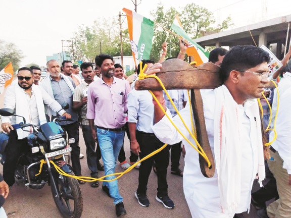 जिला कांग्रेस अध्यक्ष ने बैलों की जगह खुद को जोतकर खींची बाइक