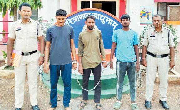 पेट्रोल नहीं मिला तो पंप में घुसकर कर्मचारियों पर बरसाए लाठी-डंडे, 3 गिरफ्तार
