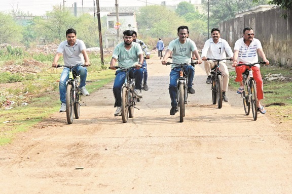 निगम अफसरों ने साइकिल से किया वार्ड का दौरा, सफाई और सुलभ शौचालयों का लिया जायजा