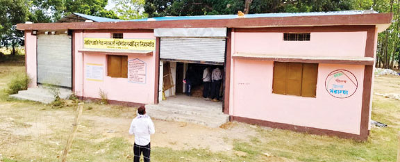 लैम्प्स गोदाम का ताला तोड़ खाद की बोरियां पार, जांच
