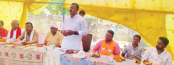 श्रमिक सम्मेलन में शामिल हुए विधायक, सामुदायिक भवन की घोषणा