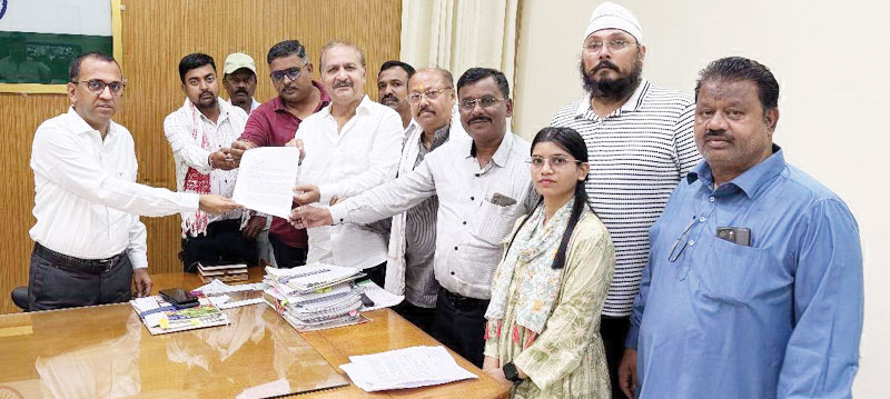 बदहाल सडक़, जलभराव और बिजली कटौती पर कांग्रेस का प्रदर्शन, कलेक्टर को सौंपा ज्ञापन