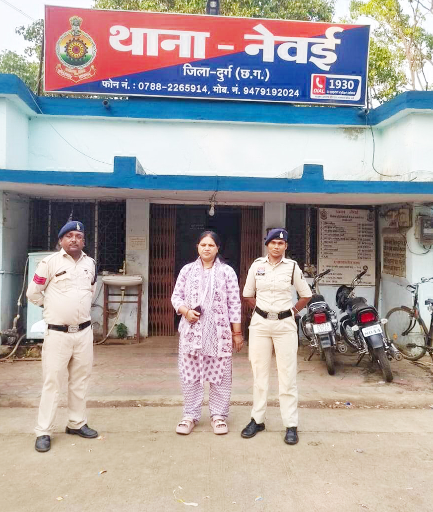 बुजुर्ग दंपति के खाते से केयर टेकर ने पार की रकम, आरोपी महिला गिरफ्तार