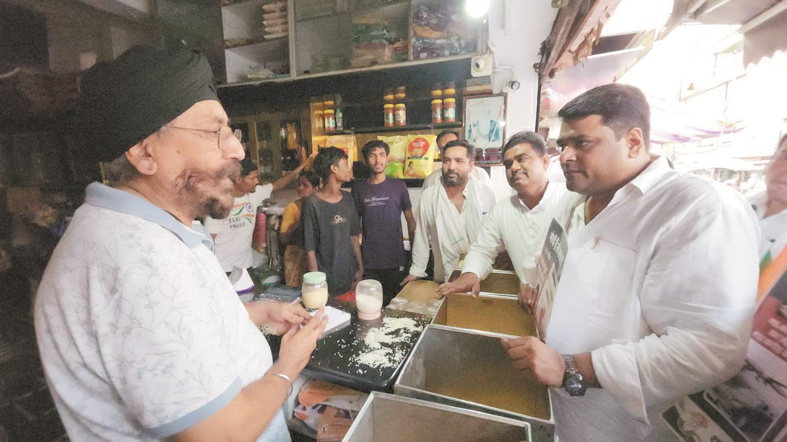 महंगाई के खिलाफ कांग्रेस  का बाजार में हल्ला बोल