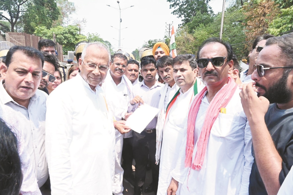 पानी-बिजली की समस्या पर कांग्रेसियों ने निगम दफ्तर घेरा