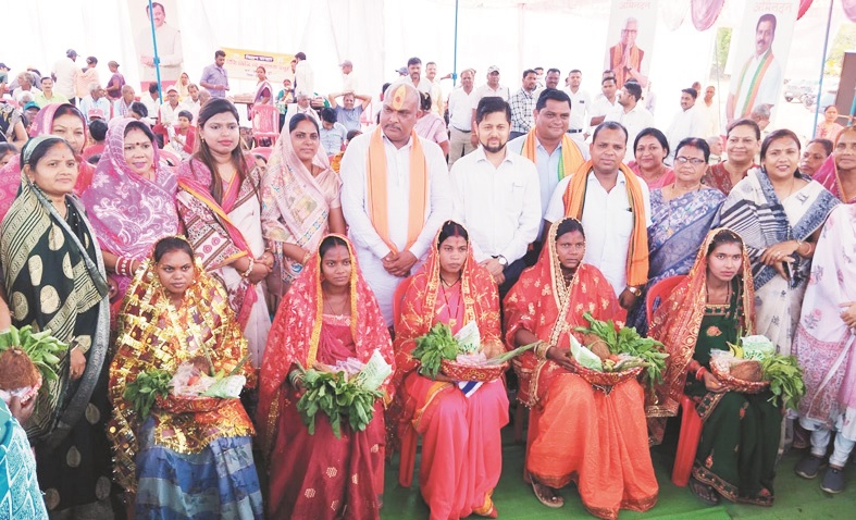 सुशासन तिहार में वृद्धा पेंशन, पीएम आवास चाबी मिली