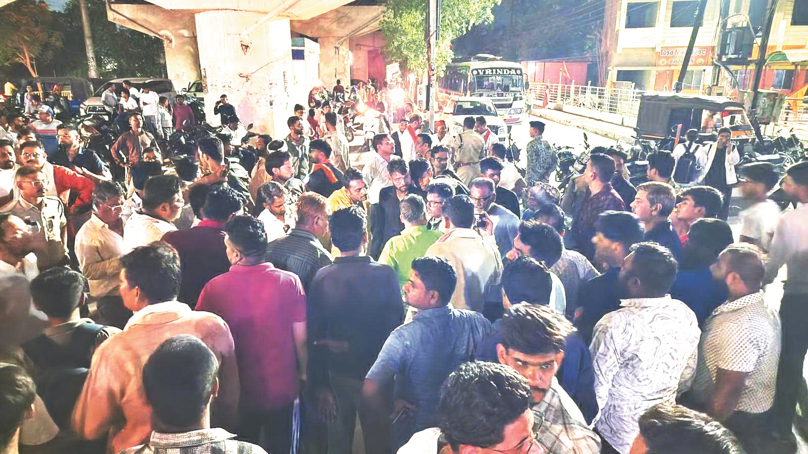देर रात युवा जोड़े को लेकर हंगामा, विहिप का चक्काजाम
