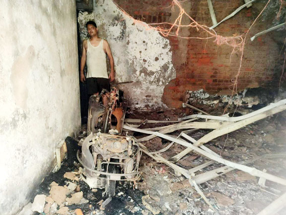 कारोबारी के घर लगी आग, लाखों के नुकसान की आशंका