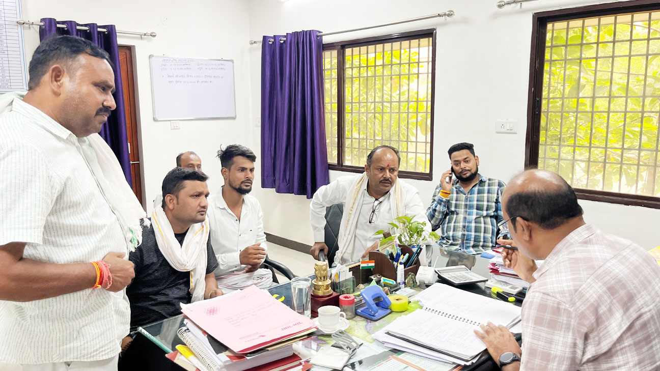 विद्युत कटौती और अव्यवस्था,  जनप्रतिनिधियों ने सौंपा ज्ञापन