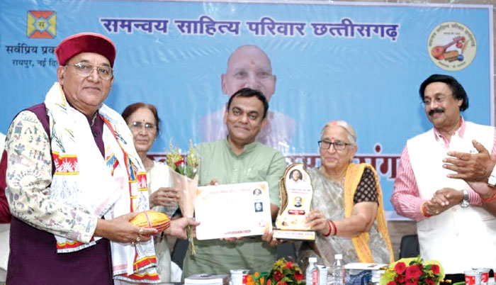 डॉ. पालेश्वर शर्मा छत्तीसगढ़ी गद्य सम्मान विजय मिश्रा को