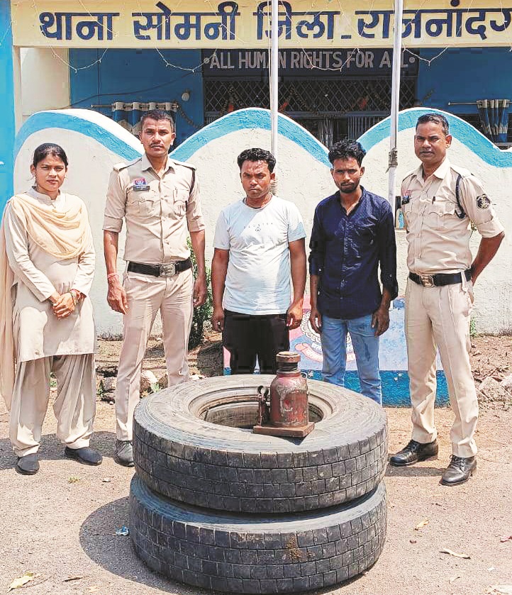 ट्रक से सामान पार करने वाला ड्राइवर गिरफ्तार