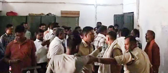 तहसील कोर्ट परिसर में सुनवाई के दौरान दो पक्षों में मारपीट, 18 पर कार्रवाई की मांग