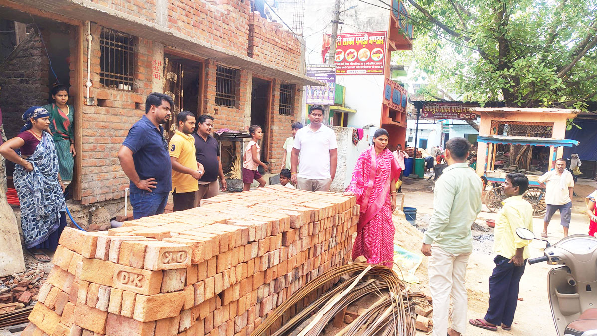 नपाध्यक्ष ने निर्माणाधीन पीएम आवास का लिया जायजा
