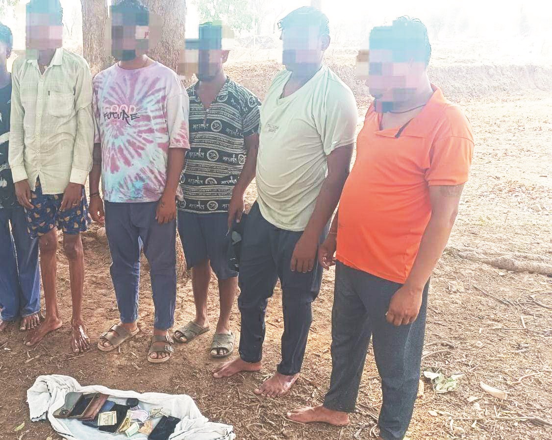 जुआ खेलते आधा दर्जन पकड़ाए
