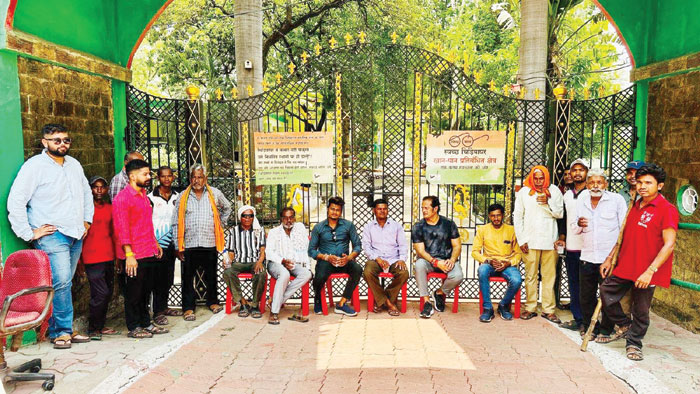 रेंजर का तबादला ग्रामीणों का धरना