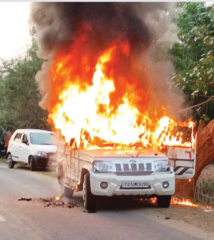 बाजार में खड़ी बोलेरो जलकर खाक