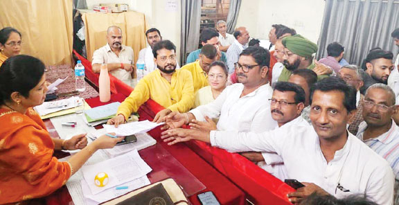 शिवनंदनपुर नपं: नाम वापसी के बाद अब अध्यक्ष के लिए 3 व पार्षद के लिए 52 उम्मीदवार मैदान में