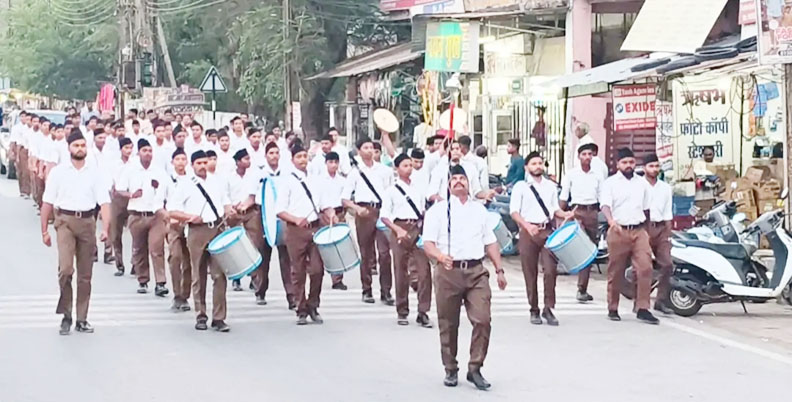 स्वयंसेवकों का पथसंचलन, जगह-जगह पुष्पवर्षा कर स्वागत