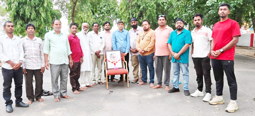 राजीव गांधी को   दी श्रद्धांजलि