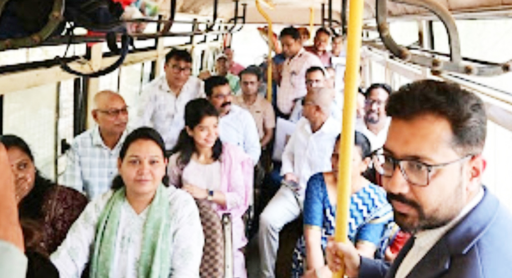 समाधान शिविर के लिए बस से अफसरों की टीम रवाना