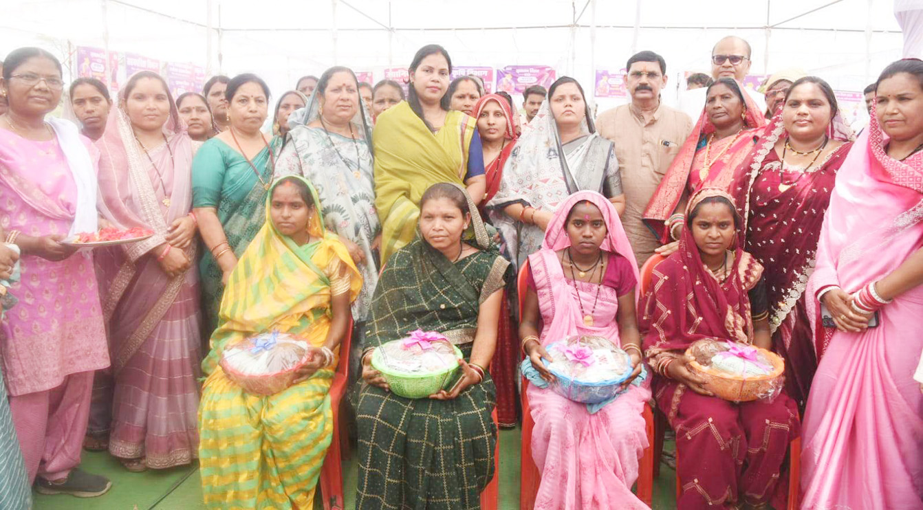 सुशासन तिहार: जिपं अध्यक्ष ने सुनीं ग्रामीणों की समस्याएं