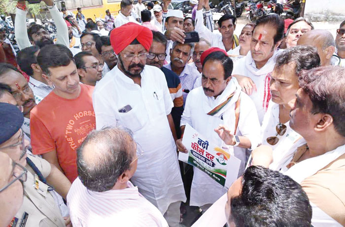 स्कूल फीस वृद्धि के विरोध में कांग्रेस का प्रदर्शन