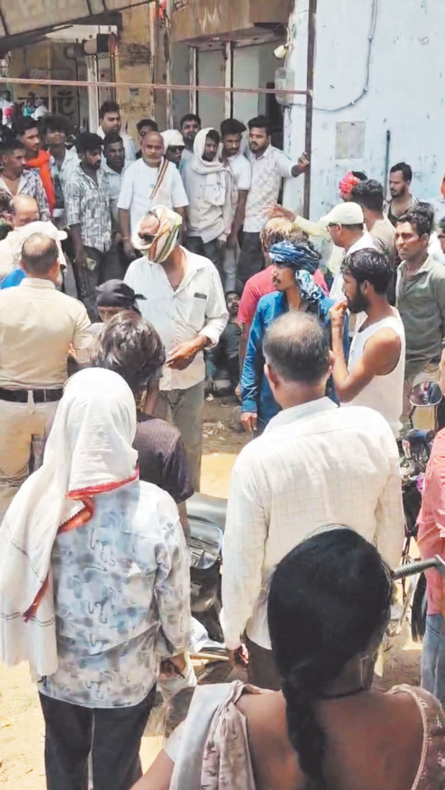 पिकअप ने बाइक सवार युवक को कुचला, मौत